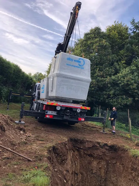 Grutage d'une cuve de stockage d'eau de pluie
